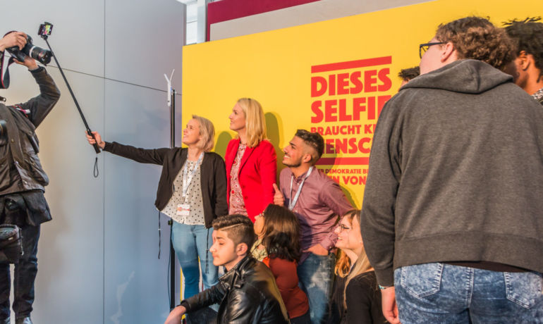 JugendPolitikTage // Forum Frei_Raum – Selfie mit der Bundesministerin Manuela Schwesig