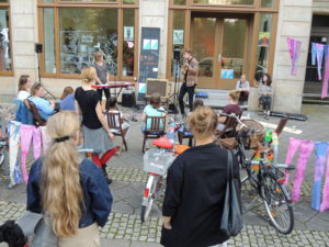 Live-Musik vor dem POWladen