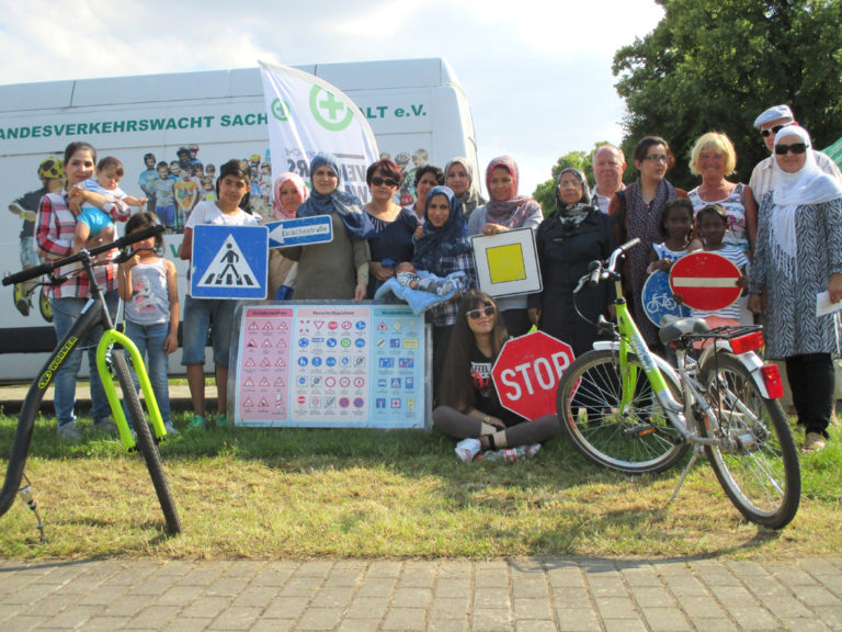 Gruppe von etwa 20 geflüchteten Frauen und ihre Trainnerinnen nach den Fahrradkursabschluss