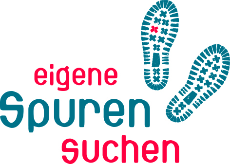 Logo Eigene Spuren suchen: Das Logo ist in Buchstaben dargestellt - in pink und türkis. rechts daneben zwei Schuhabdrücke
