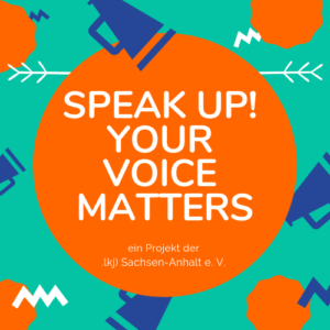 Grafik für das Projekt Speak UP! – Der Solgan des Projektes steht in einem orangenen Kreis. Davor und dahinter sind Pfeil-Enden und Lautsprächer als Muster eingeblendet.