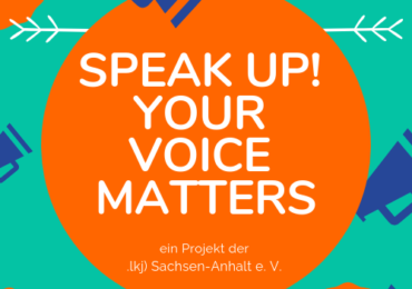 Grafik für das Projekt Speak UP! – Der Solgan des Projektes steht in einem orangenen Kreis. Davor und dahinter sind Pfeil-Enden und Lautsprächer als Muster eingeblendet.