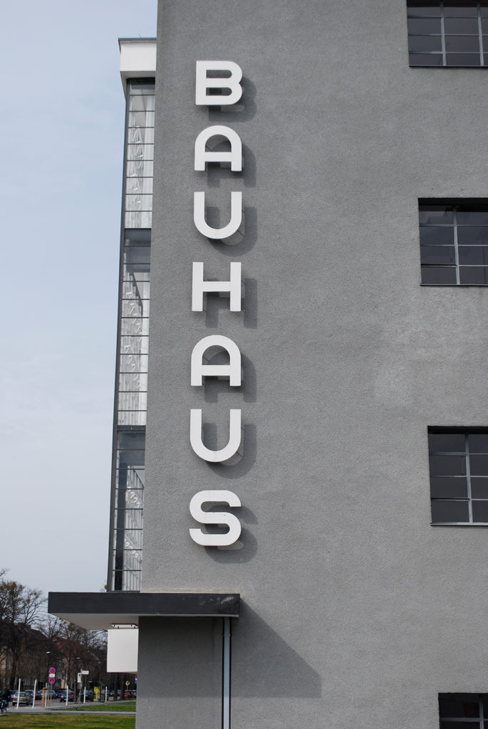 Außenaufnahme vom Bauhaus Dessau. Zu sehen ist der Schriftzug. Von oben nach unten ist dort zu lesen BAUHAUS