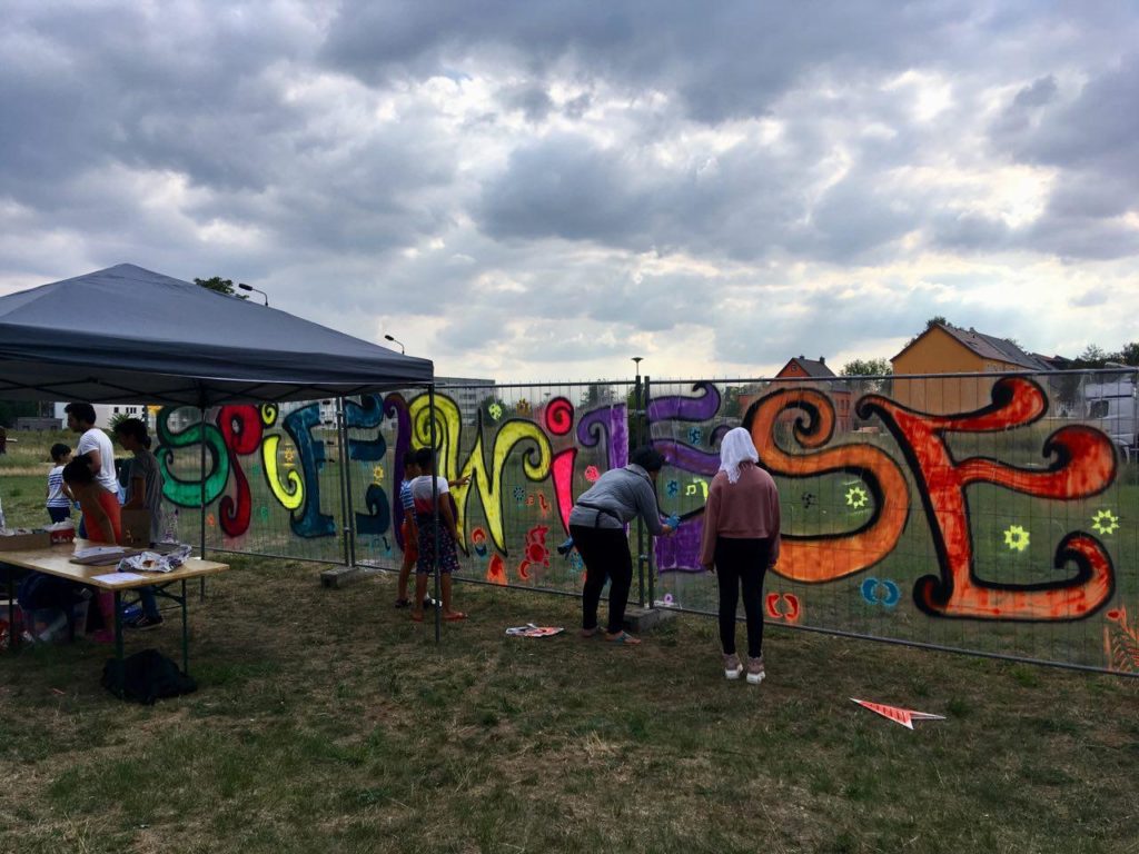 Schriftzug Graffiti auf der Spielwiese in der Neustadt