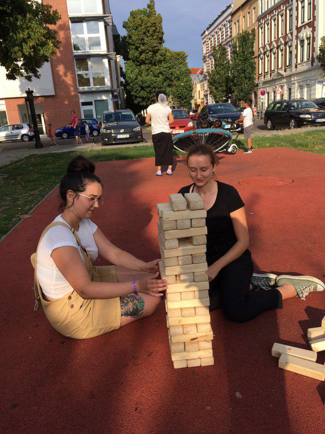 Kiezrebell*innen spielen Jenga