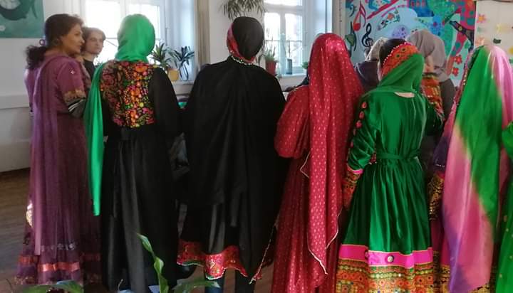 Gruppe musilimischer Frauen feiern/Solidarität unter Frauen(c) IFNIS e.V