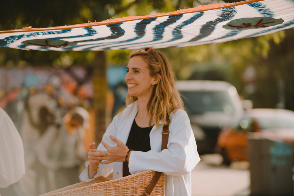 Franziska Dusch steht mit einem Bauchladen in einem weißen Arztkittel unter einem der neuen Sonnensegel.