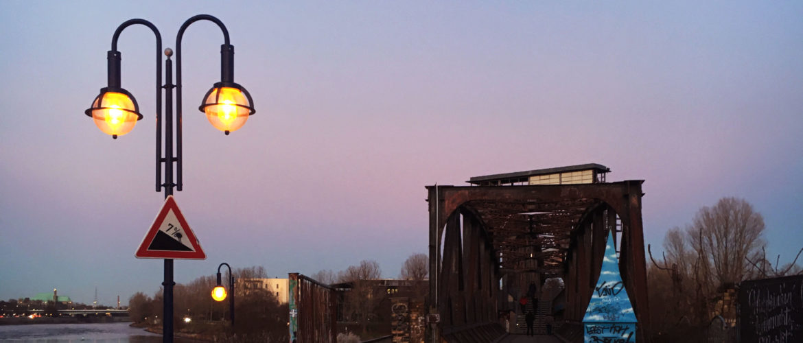 Hubbrücke Magdeburg in der Dämmerung