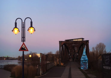 Hubbrücke Magdeburg in der Dämmerung