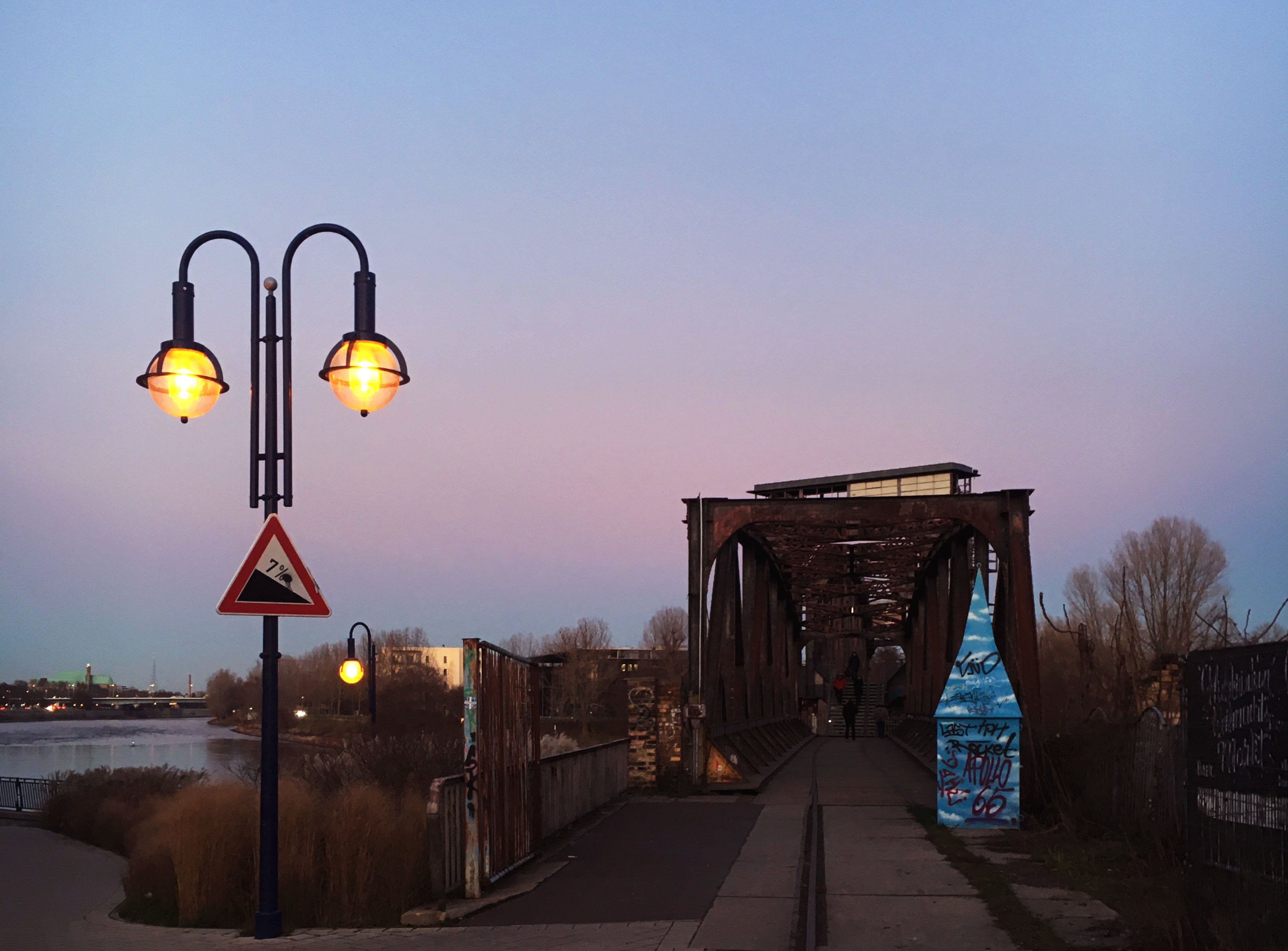 Hubbrücke Magdeburg in der Dämmerung