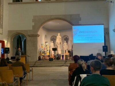 Emotional, vielstimmig, mutmachend: Zweiheimisch-Jahresabschluss 2022 im Kulturhistorischen Museum Magdeburg