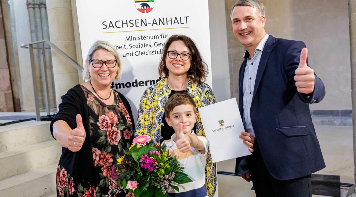 Übergabe Sonderpreis für Engagement für Vielfalt – gegen Rassismus und Diskriminierung des Integrationspreis Sachsen-Anhalt durch Susi Möbeck Magdeburg am 19.06.2024 Foto: Jens Schlueter / Ministerium für Arbeit, Soziales, Gesundheit und Gleichstellung des Landes Sachsen-Anhalt