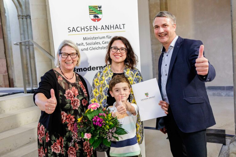 Übergabe Sonderpreis für Engagement für Vielfalt – gegen Rassismus und Diskriminierung des Integrationspreis Sachsen-Anhalt durch Susi Möbeck Magdeburg am 19.06.2024 Foto: Jens Schlueter / Ministerium für Arbeit, Soziales, Gesundheit und Gleichstellung des Landes Sachsen-Anhalt