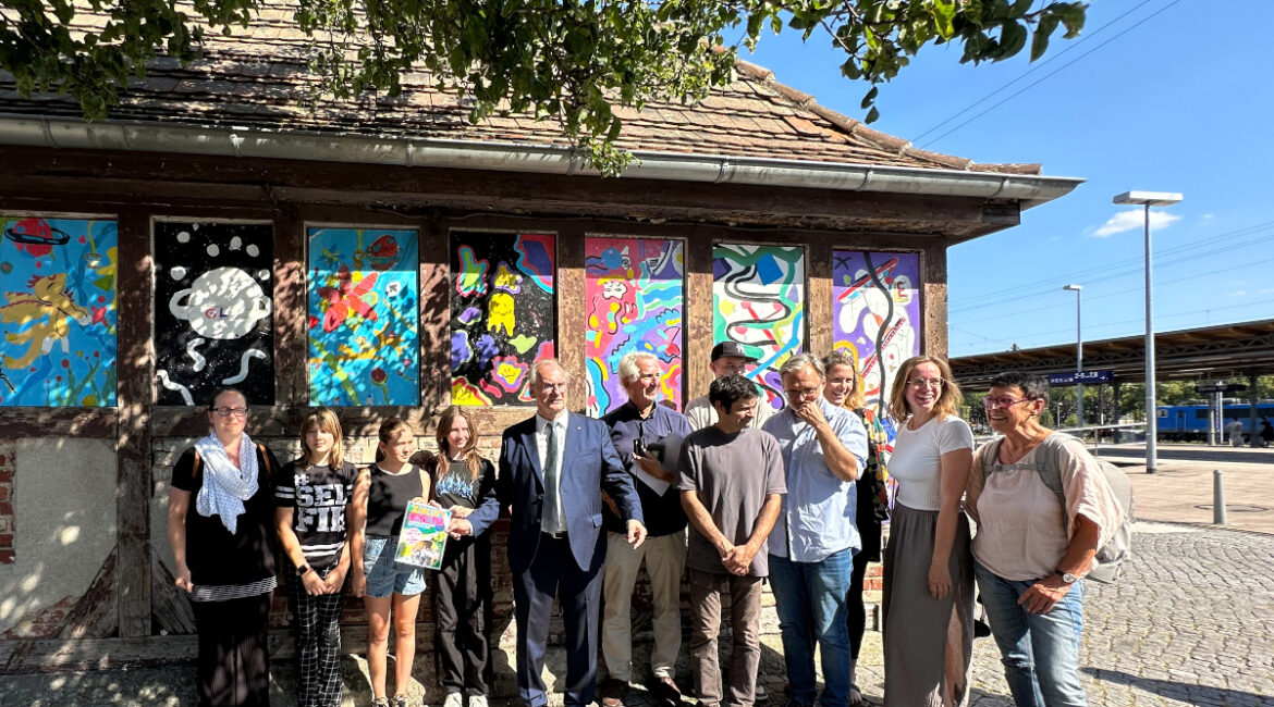 Ehrung Projekt Zukunft gestalten der Old School Havelberg/Schüler*innen der SEK Comenius und der Künstler Arif Amirov Foto: Anke Leonhardt