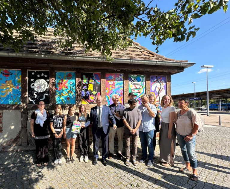 Ehrung Projekt Zukunft gestalten der Old School Havelberg/Schüler*innen der SEK Comenius und der Künstler Arif Amirov Foto: Anke Leonhardt