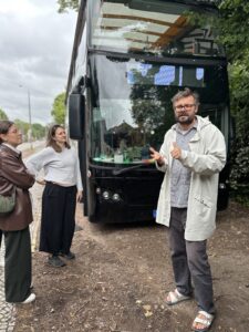Das Fabmobil ist eine fahrende Digitalwerkstatt für Sachsen. Ein Doppeldeckerbus bis unters Dach gefüllt mit digitalen Technologien und viel Platz für Kreativität, gemeinsames Experimentieren und Entdecken.